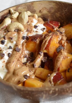 Foto principal de Bol de yogur griego con nectarina y crema de anacardos
