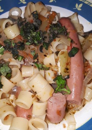 Una foto de Salchichas con fideos
