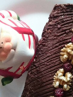 Una foto de Turrón crujiente de chocolate con arándanos