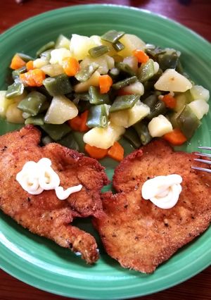 Una foto de Filetes de pechuga rebozadas con verduras cocidas