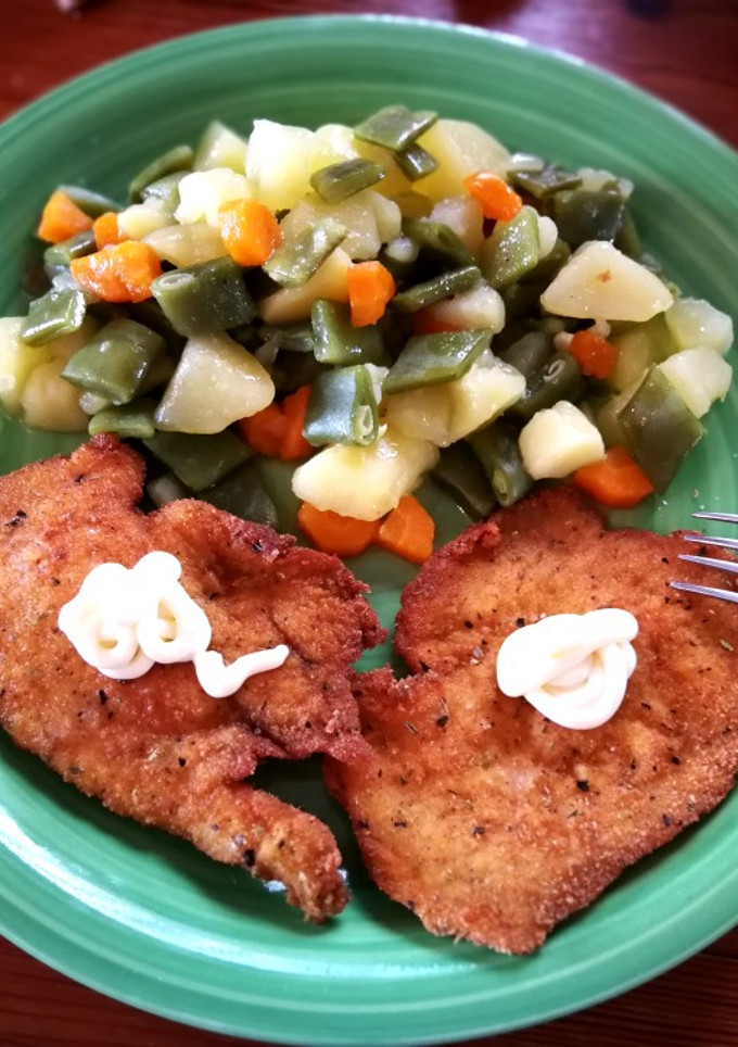 Una foto de Filetes de pechuga rebozadas con verduras cocidas