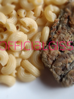 Una foto de Milanesas de berenjena con fideos