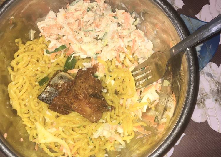 Recipe of Appetizing Indomie and chicken with salad