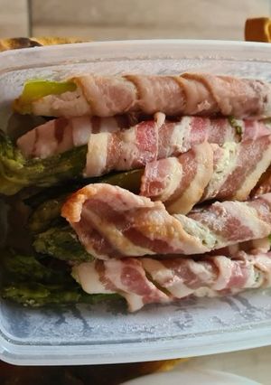 Baconba göngyölt zöld spárga recept fotója