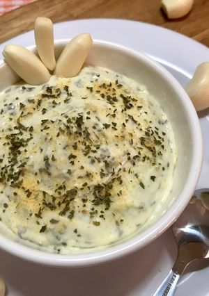 क्रीमी-ड्रीमी गार्लिक डिप(creamy dreamy garlic dip recipe in hindi) रेसिपी मुख्य फोटो
