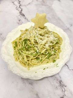 Una foto de Tallarines con pesto (Versión Navideña)