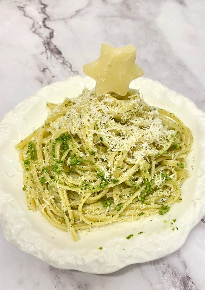 Una foto de Tallarines con pesto (Versión Navideña)