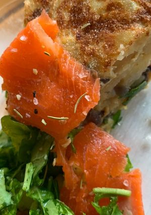 Una foto de Tortilla de papa con salmón ahumado y rúcula #SinTacc #SinLácteos