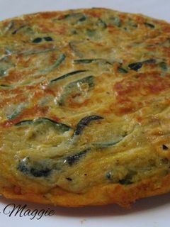 Una foto de Tortilla de calabacín con cebolla, jamón y queso