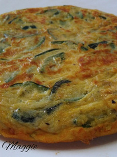 Una foto de Tortilla de calabacín con cebolla, jamón y queso