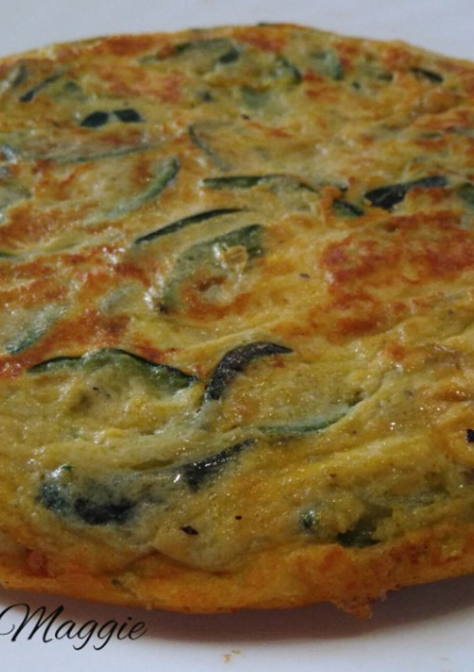 Una foto de Tortilla de calabacín con cebolla, jamón y queso