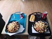 Una foto de macarrones con queso y pollo