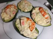 Una foto de aguacates rellenos
