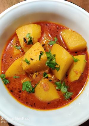 A picture of Tomato Potato Curry with Panch Phoran.