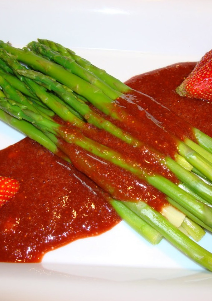 Una foto de Espárragos con aderezo de frutilla