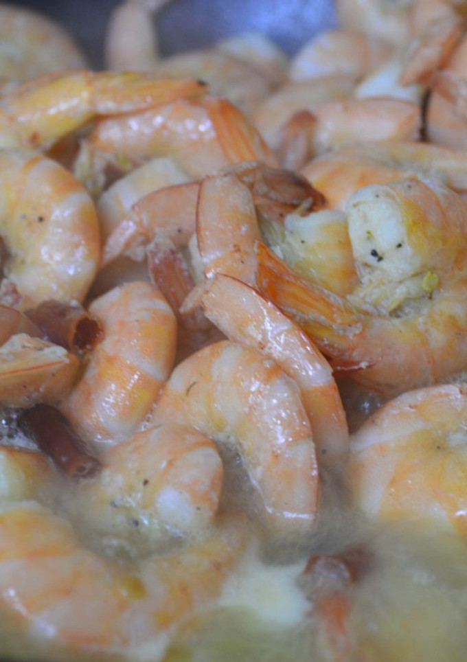 Una foto de Camarones al ajillo