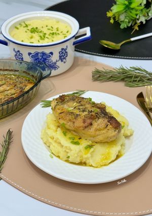 A picture of Rosemary Chicken Breasts with Garlic Sauce 🧄.