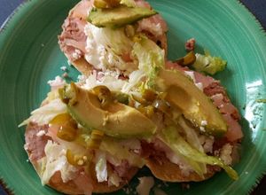 Una foto de Tostadas de pata de res