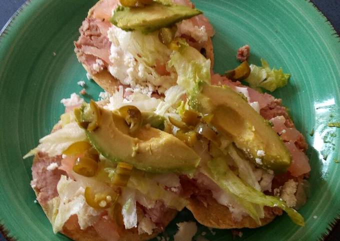 Tostadas de pata de res Receta de María Carmen - Cookpad