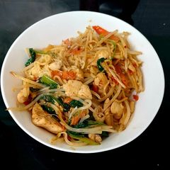 A picture of My Chicken Noodle Stirfry with Red pepperflakes + Sriracha sauce.