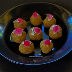 A picture of Besan Mawa Ladoo.