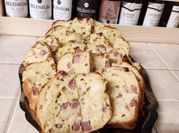 Une photo de oeuf fromage a raclette