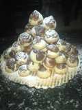 Profiteroles rellenos de mermelada de fresa cubiertos con chocolate