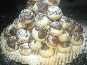 Una foto de profiteroles rellenos