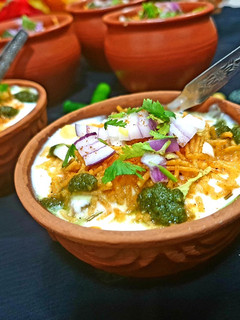 कुल्हड़ वाली आलू चाट (Kulhard wali aloo chaat recipe in hindi) रेसिपी मुख्य फोटो