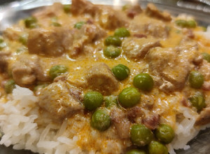 Tejszínes - baconos sertés ragú cukorborsóval recept fotója