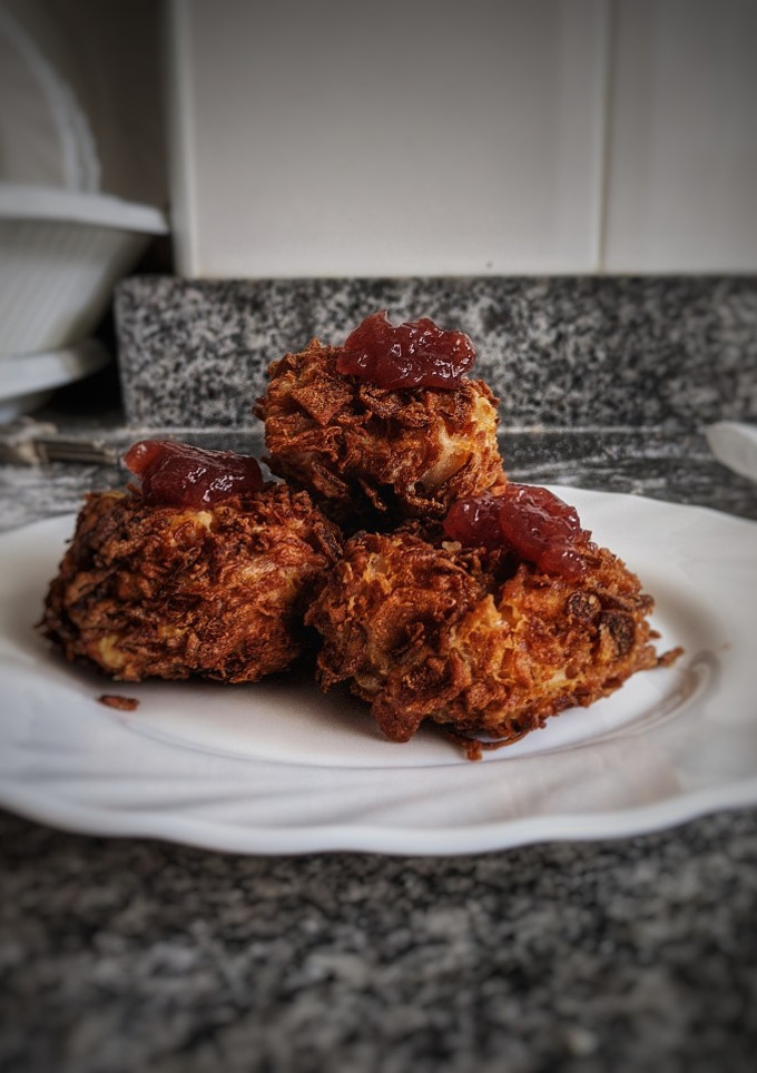 Una foto de Croquetas de queso de cabra y cebolla crujiente con mermelada 🍓