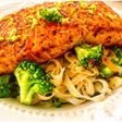 Noodles de arroz con brócoli y salmón