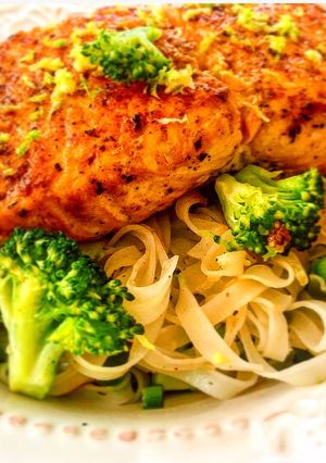 Una foto de Noodles de arroz con brócoli y salmón