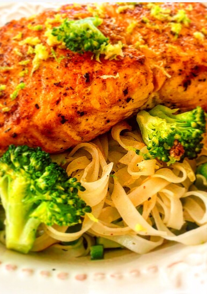 Una foto de Noodles de arroz con brócoli y salmón