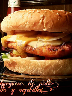 Una foto de Hamburguesa doble de pollo y queso