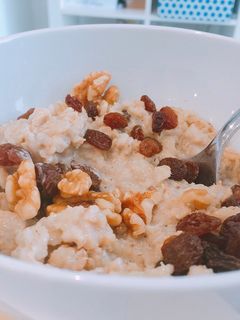 Una foto de Porridge vegano de avena con canela y pasas