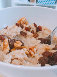 Una foto de Porridge vegano de avena con canela y pasas