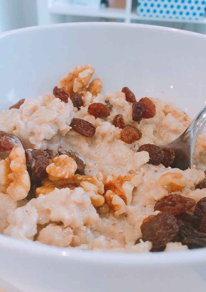 Una foto de Porridge vegano de avena con canela y pasas
