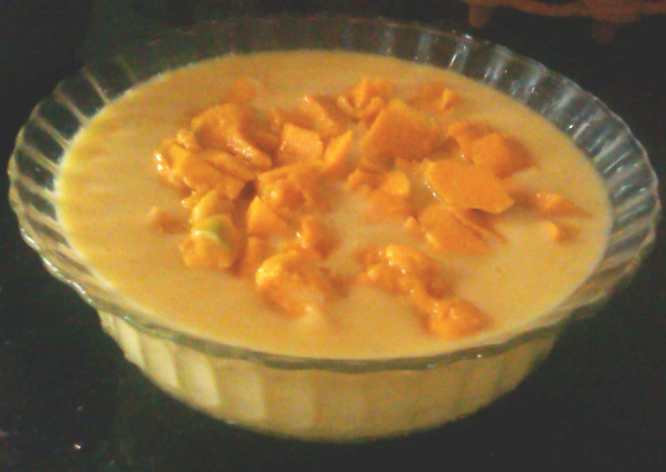 Mango custard with mango cubes