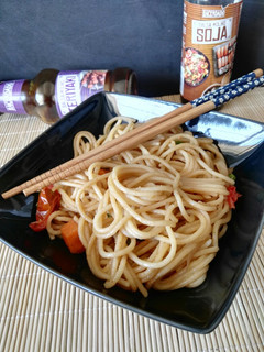 Una foto de Wok de spaghetti con verduras
