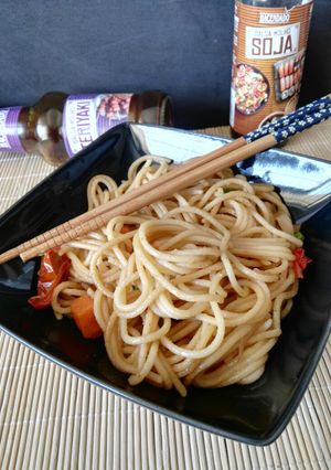 Una foto de Wok de spaghetti con verduras