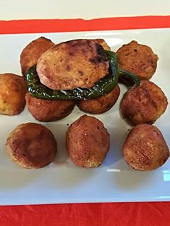 Una foto de Bolitas de queso y atún
