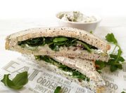 Una foto de sandwich queso azul