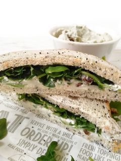 Una foto de Sándwich de rúcula y queso azul