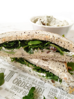 Una foto de Sándwich de rúcula y queso azul