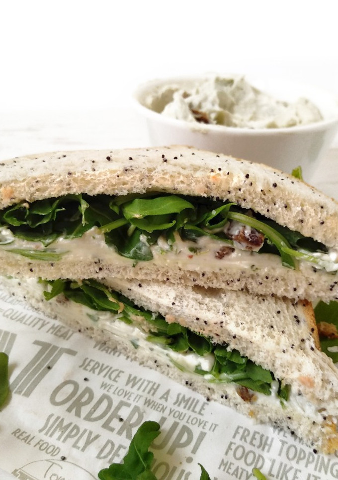 Una foto de Sándwich de rúcula y queso azul
