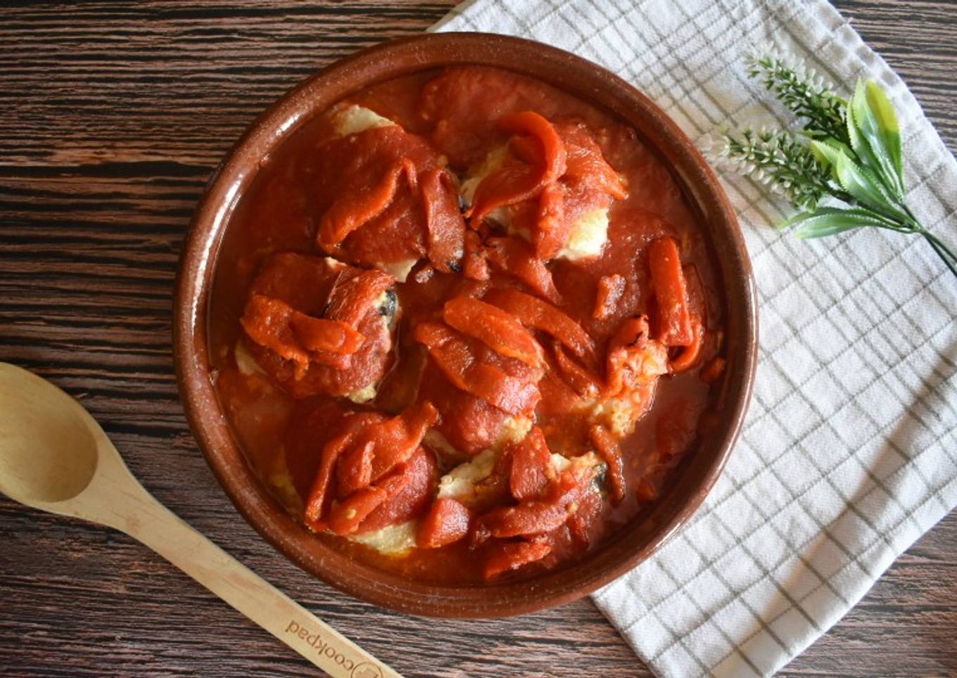 Bacalao fresco con tomate y pimientos