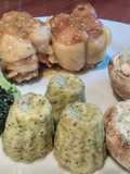 Paupiettes de cerdo, mini canelés salados y champiñones de París rellenos