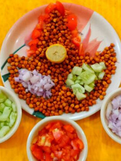 A picture of Tangy Kala chana chat / black chickpeas chat.