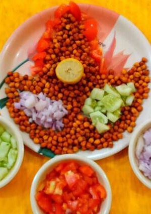 A picture of Tangy Kala chana chat / black chickpeas chat.